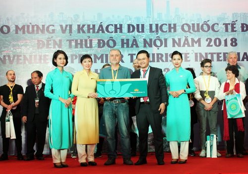 Đại diện cho Vietnam Airlines, ông Nguyễn Sĩ Thành - Giám đốc Chi nhánh miền Bắc trao quà cho ông Lebreton Didier